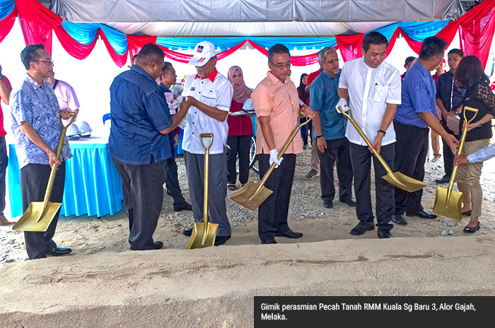 10-1-MAJLIS-PECAH-TANAH-AYER-MOLEK-7HBOKT2018-GIMIK-PERASMIAN-PECAH-TANAH-RMM-2.jpg