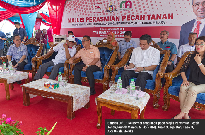 4-MAJLIS-PECAH-TANAH-AYER-MOLEK-7HBOKT2018-ANTARA-HADIRIN-BERHORMAT-2.jpg