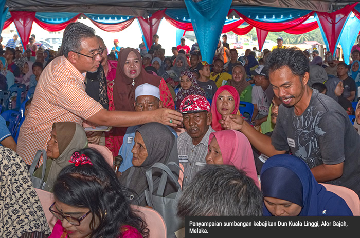 9-2-MAJLIS-PECAH-TANAH-AYER-MOLEK-7HBOKT2018-PENYAMPAIAN-SUMBANGAN-KEBAJIKAN-2.jpg