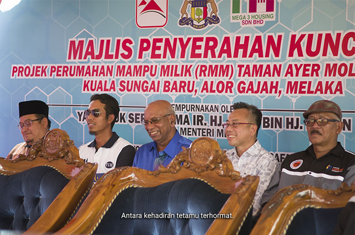 Majlis-Penyerahan-Kunci-Ayer-Molek-02-4.jpg