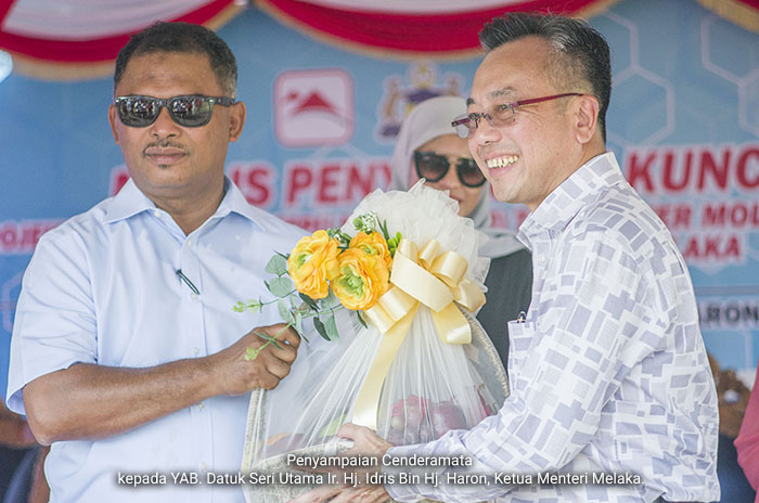 Majlis-Penyerahan-Kunci-Ayer-Molek-06-1.jpg